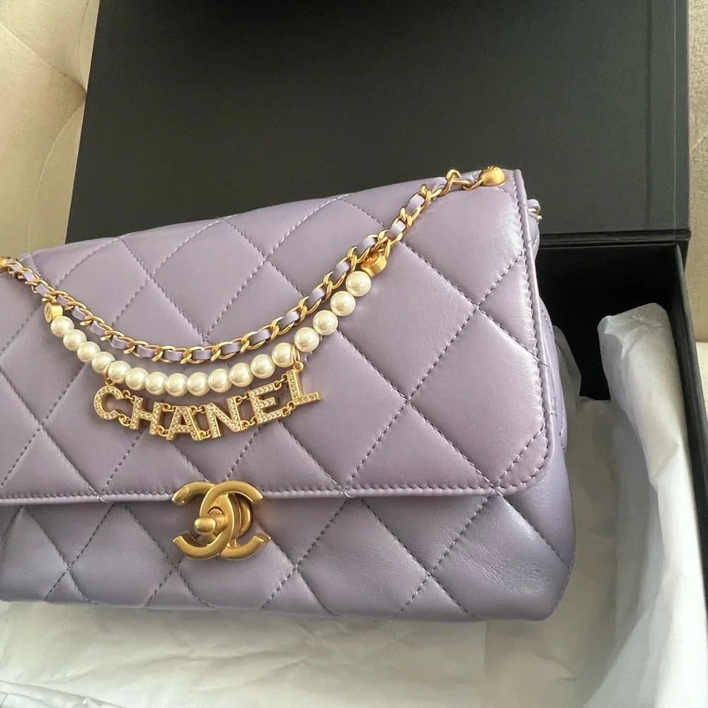 ‼️Rare color & rare size Not a Mini‼️CHANEL Shiny Lambskin Pearl Logo Flap - Picture 4 of 9